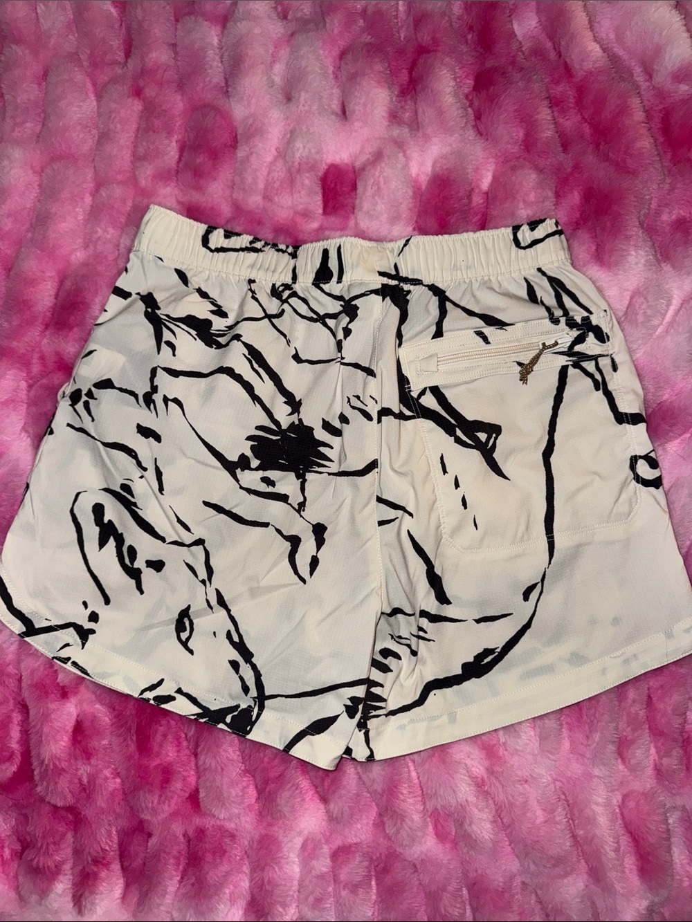 The North Face Women’s Black & White Abstract Print Athletic Shorts - Picture 3 of 5